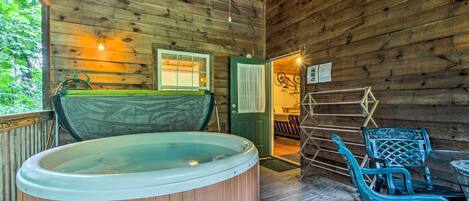 Outdoor spa tub