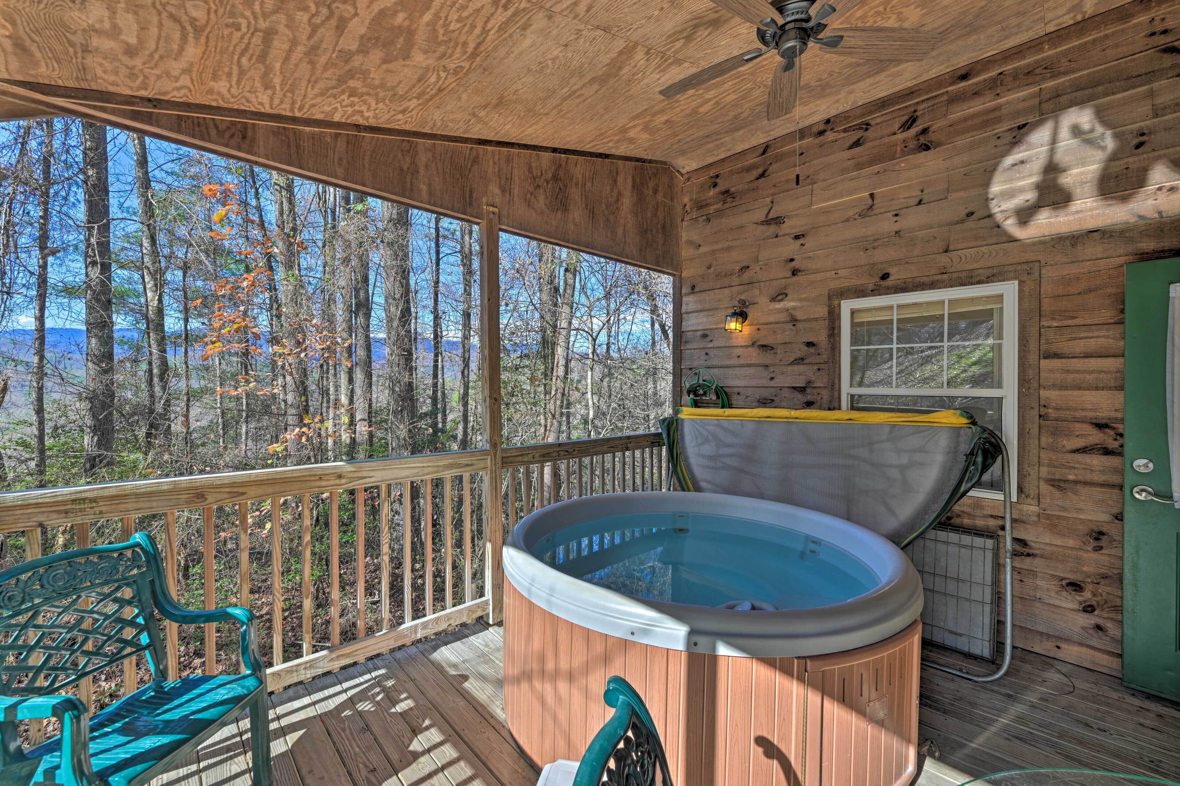 North Carolina Retreat w/ Hot Tub, Deck & Fire Pit
