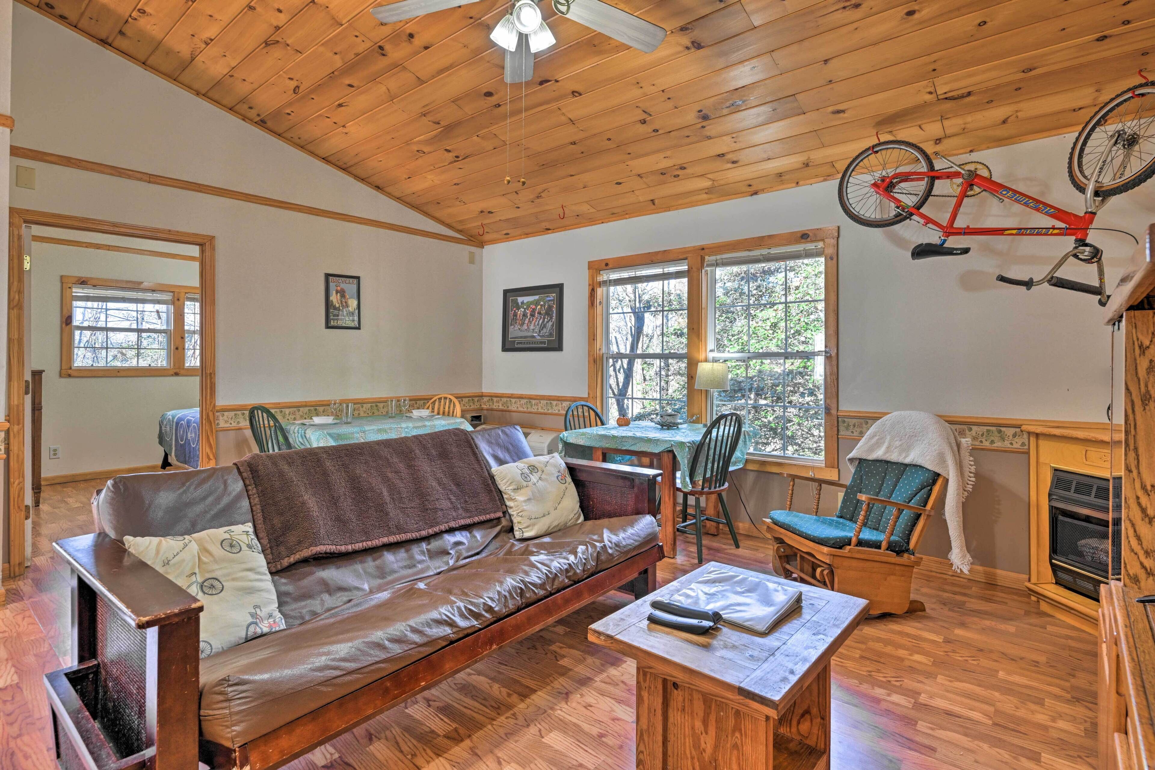 North Carolina Retreat w/ Hot Tub, Deck & Fire Pit