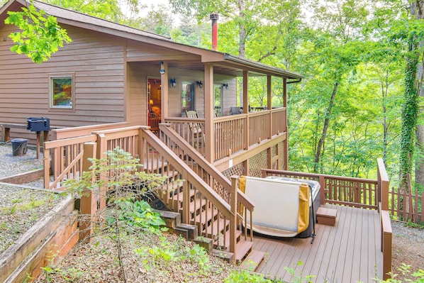House (1 Bedroom) | Interior - Charming 'fox Den' Cabin in Whittier w/ Hot Tub! (Whittier)