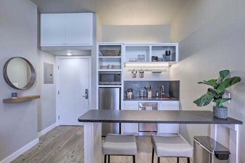 Centrally Located San Marcos Unit w/ Parking!