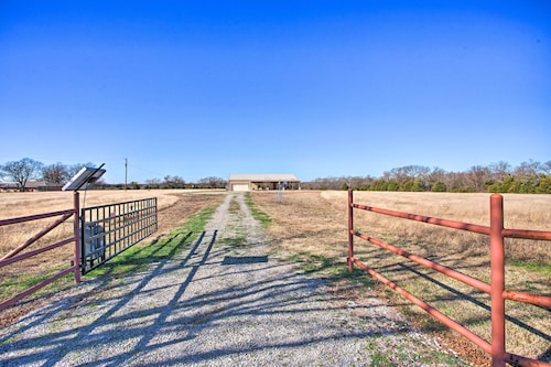Pet-friendly Anna Ranch on 13 Acres!