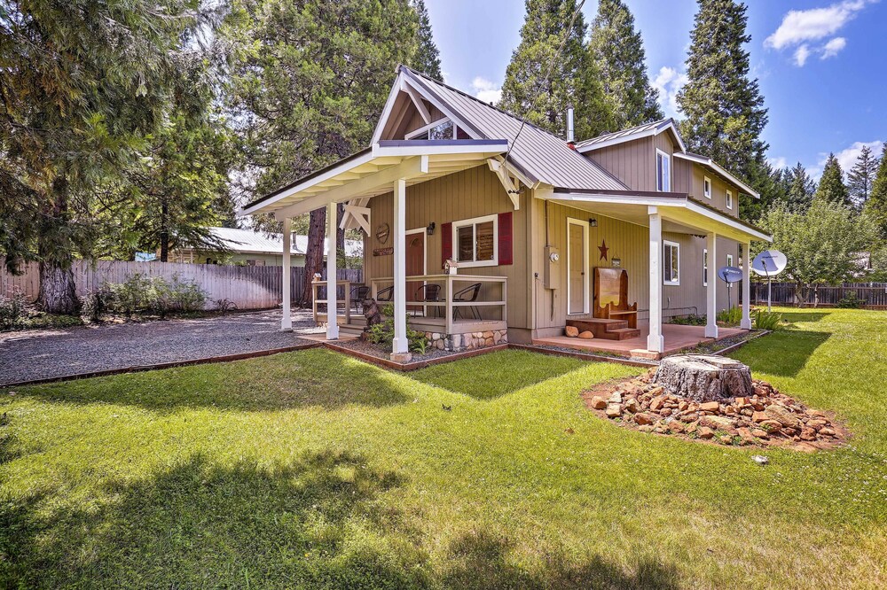Cabin w/ Backyard Space - ½ Mi to Trinity Lake!