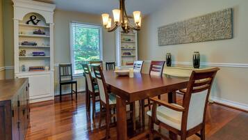 House (3 Bedrooms) | Interior