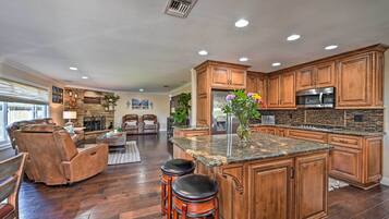 House (3 Bedrooms) | Interior