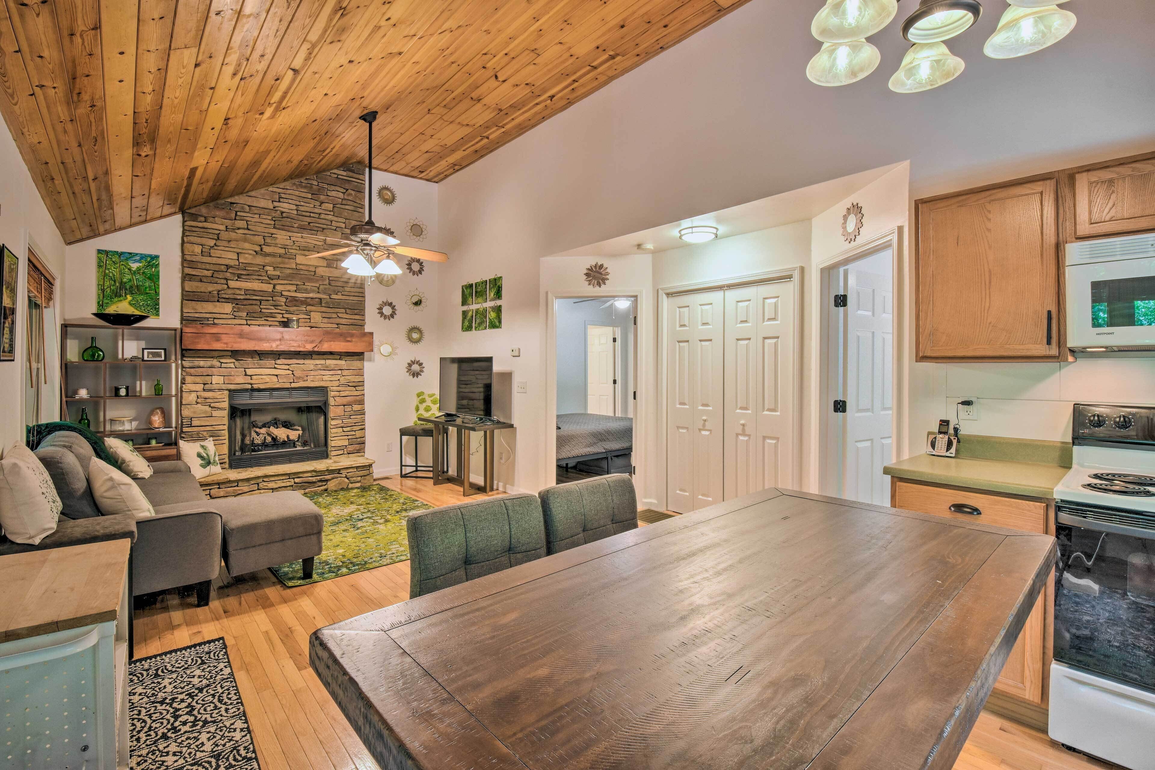 Blue Ridge Mtn Hideaway w/ Fire Pit, Grill!