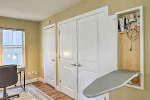 House (2 Bedrooms) | Interior - Central Cleveland Gem w/ Direct Skyline View! (Cleveland)