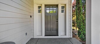 Charming Medford Getaway ~ 4 Miles to Downtown!