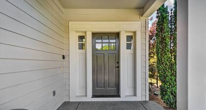 Charming Medford Getaway ~ 4 Miles to Downtown!