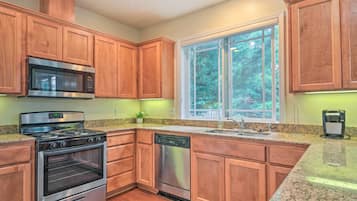 House (5 Bedrooms) | Interior