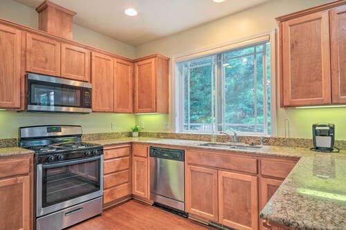 Charming Medford Getaway ~ 4 Miles to Downtown!