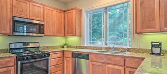 Charming Medford Getaway ~ 4 Miles to Downtown!