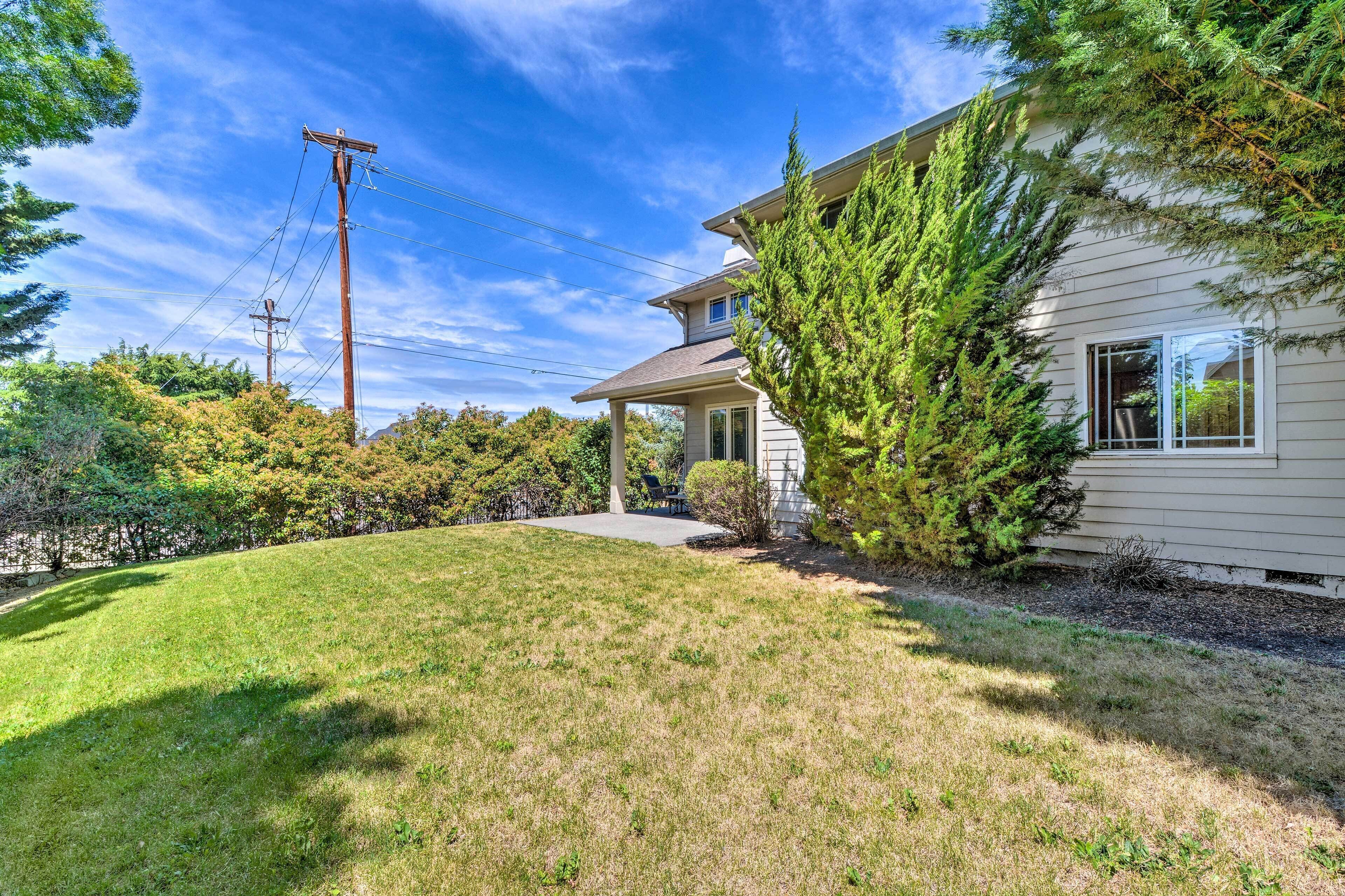 Charming Medford Getaway ~ 4 Miles to Downtown!