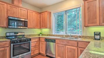 House (5 Bedrooms) | Interior