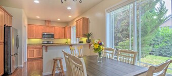 Charming Medford Getaway ~ 4 Miles to Downtown!