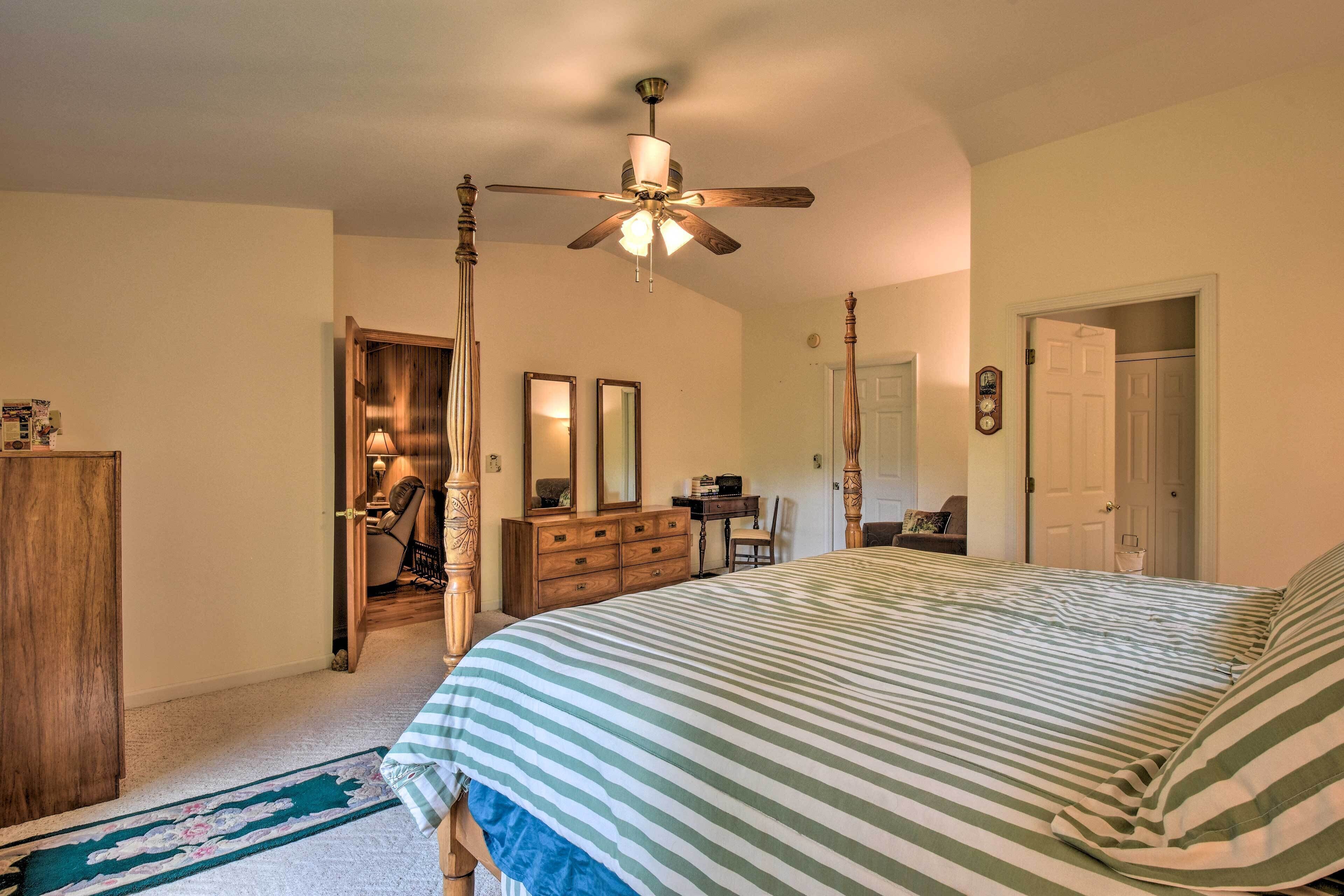 Charming Murphy House w/ 2 Decks Near Trails!