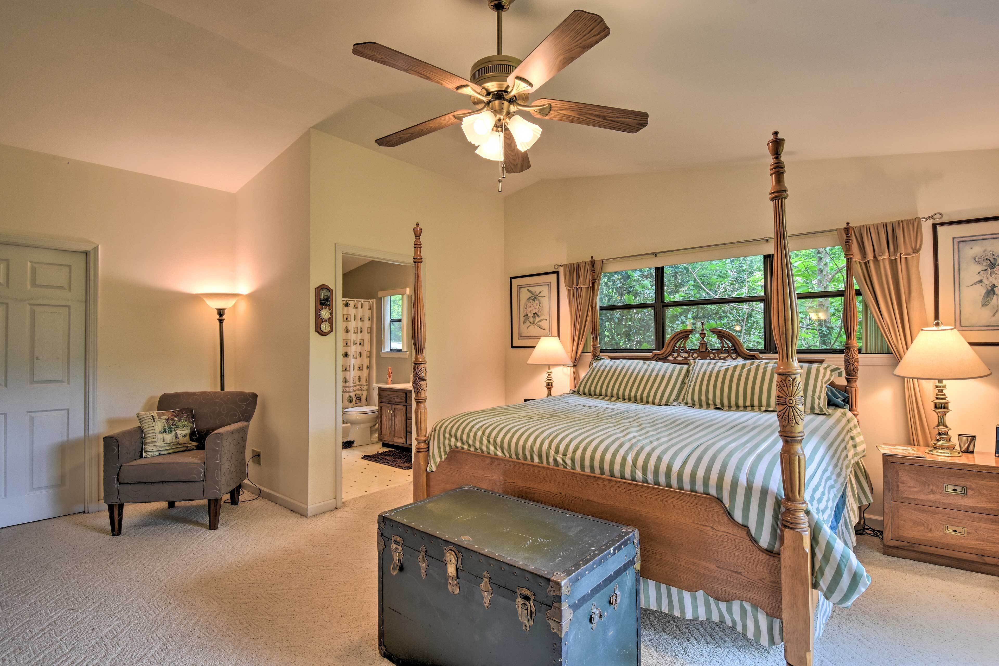 Charming Murphy House w/ 2 Decks Near Trails!