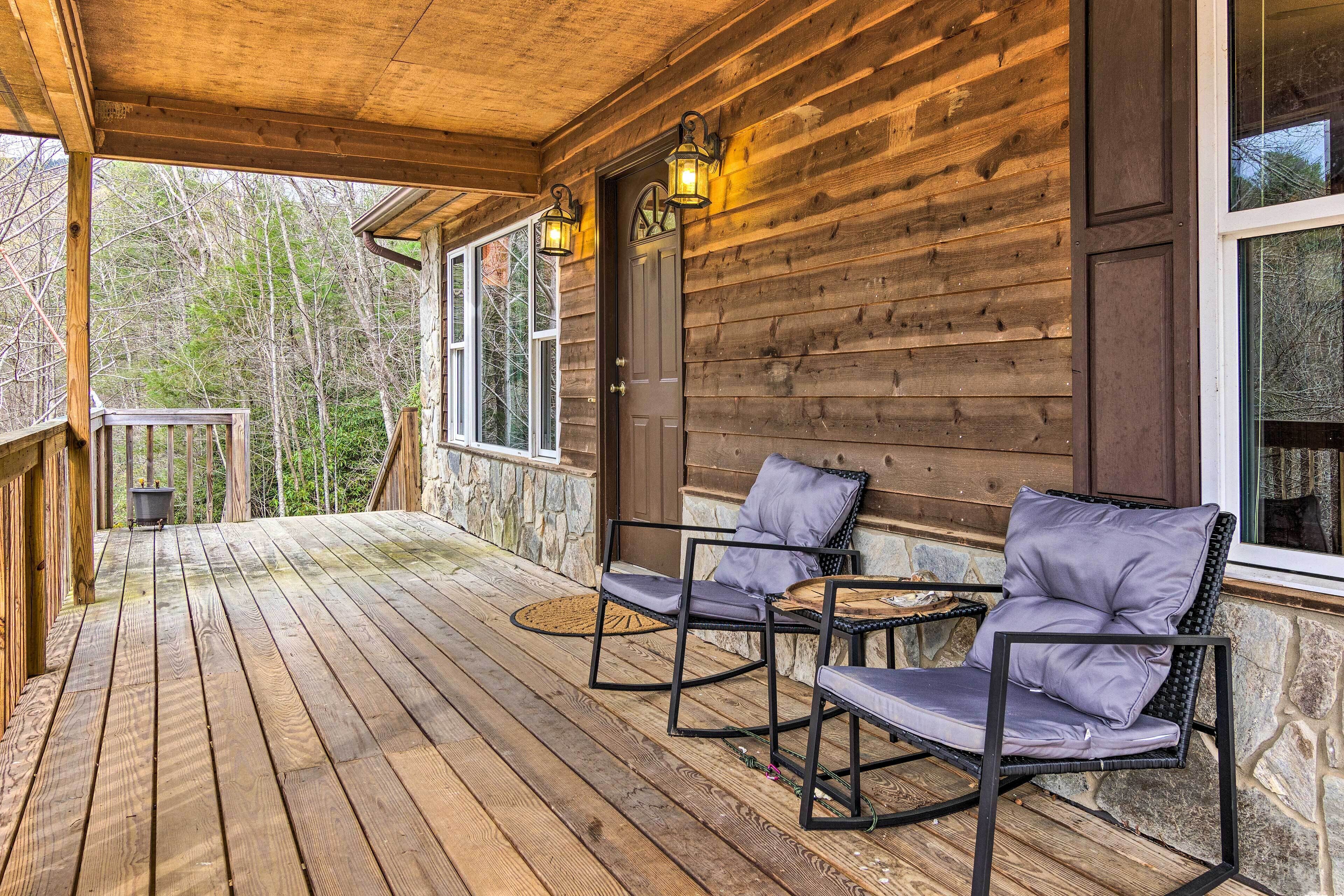 Charming Marion Cabin: Fire Pit & Mtn Views!