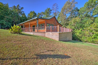 Coffeeville Cabin w/ Deck ~ 7 Mi to Grenada Lk