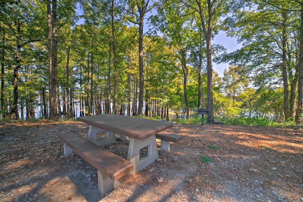 Coffeeville Cabin w/ Deck ~ 7 Mi to Grenada Lk - Cascilla, MS