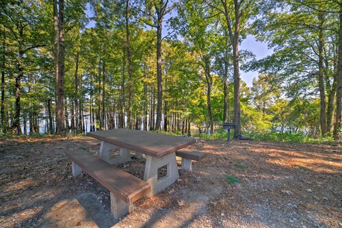 Coffeeville Cabin w/ Deck ~ 7 Mi to Grenada Lk