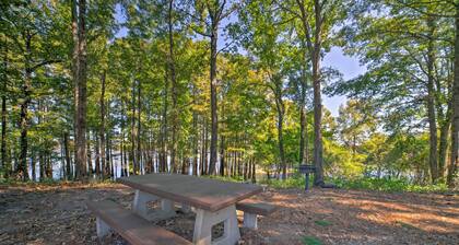 Coffeeville Cabin w/ Deck ~ 7 Mi to Grenada Lk