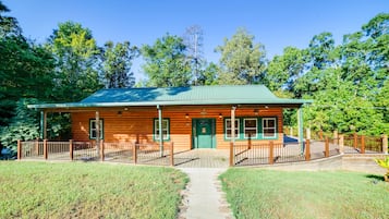 House (3 Bedrooms) | Exterior