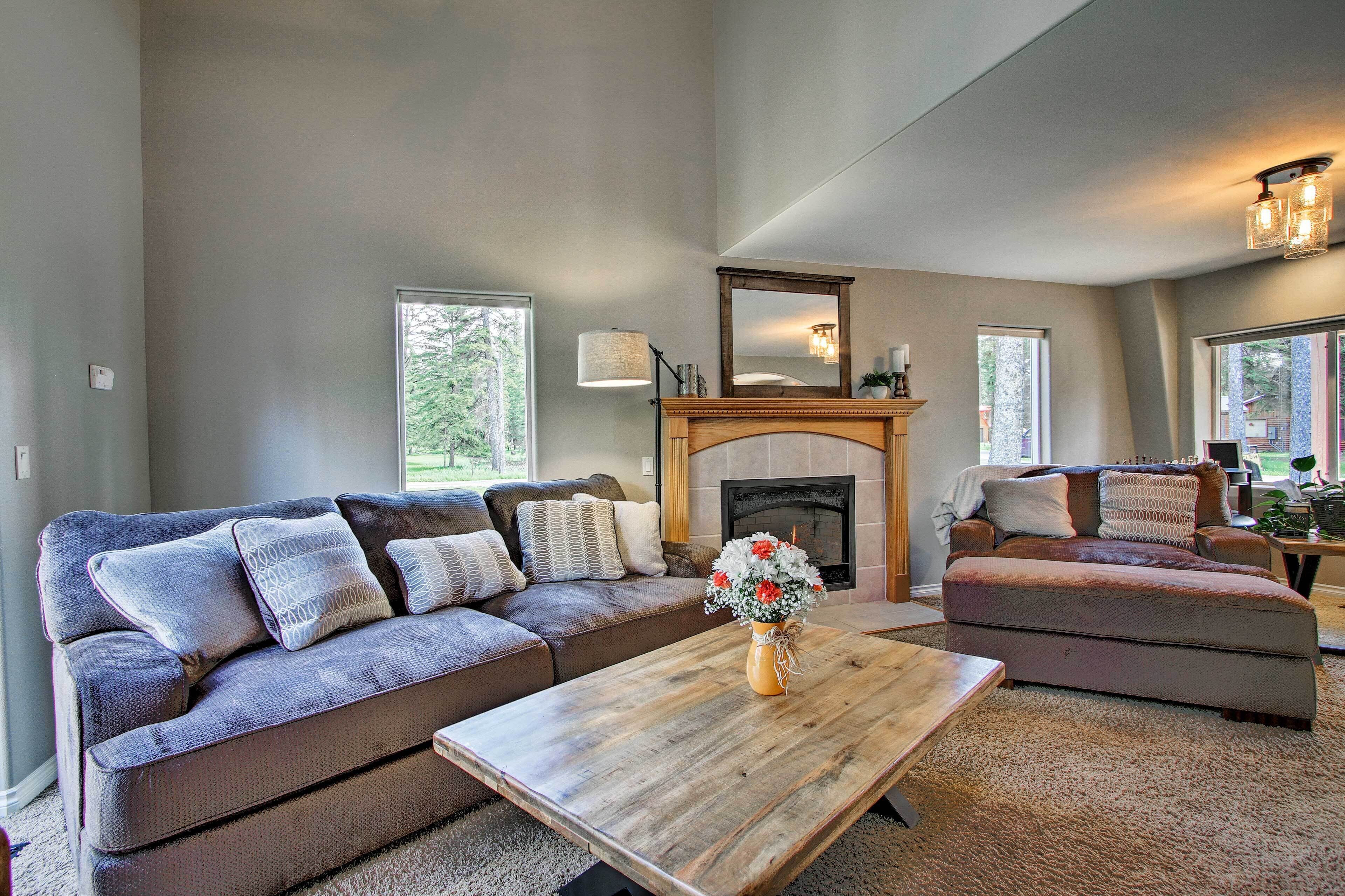 Creekfront Lincoln Home, Steps From Downtown!