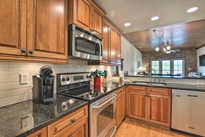 Appartement (3 Bedrooms) | Privékeuken | Een microgolfoven, een oven, een kookplaat, een vaatwasser