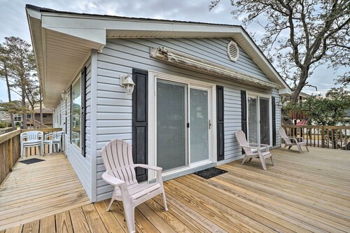 Cozy Oak Island House < 1 Mi to Beaches!