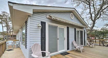 Cozy Oak Island House < 1 Mi to Beaches!