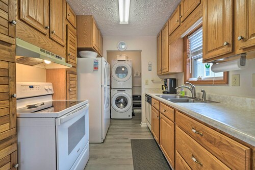 Cozy Oak Island House < 1 Mi to Beaches!