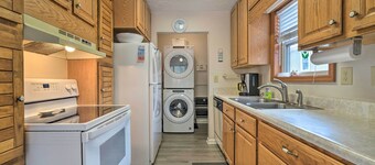 Cozy Oak Island House < 1 Mi to Beaches!