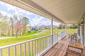 Terrace/patio - Cozy Bryson City Home w/ Fire Pit & Mtn Views! (Bryson City)