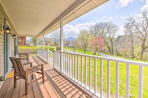 Terrace/patio - Cozy Bryson City Home w/ Fire Pit & Mtn Views! (Bryson City)