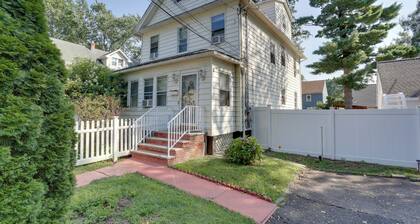 11 Mi to Manhattan: Pet-friendly Duplex w/ Yard!