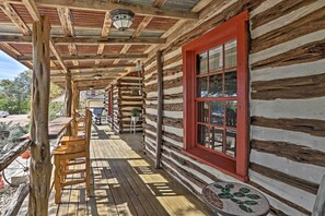 Outdoor dining - Custom 'texas Cabin' Studio - 5 Min to Gruene Hall (New Braunfels)