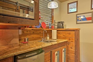 Microwave, cookware/dishes/utensils, ice maker, paper towels - Custom 'texas Cabin' Studio - 5 Min to Gruene Hall (New Braunfels)