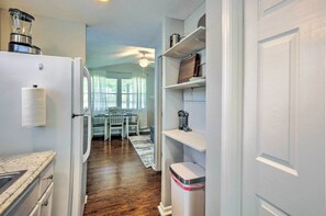 House (2 Bedrooms) | Private kitchen | Microwave, oven, stovetop, blender - Cozy Montgomery Home: Walk to Lake Conroe! (Montgomery)