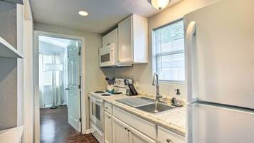 Casa (2 Bedrooms) | Cocina privada | Microondas, horno, parrilla de estufa y licuadora