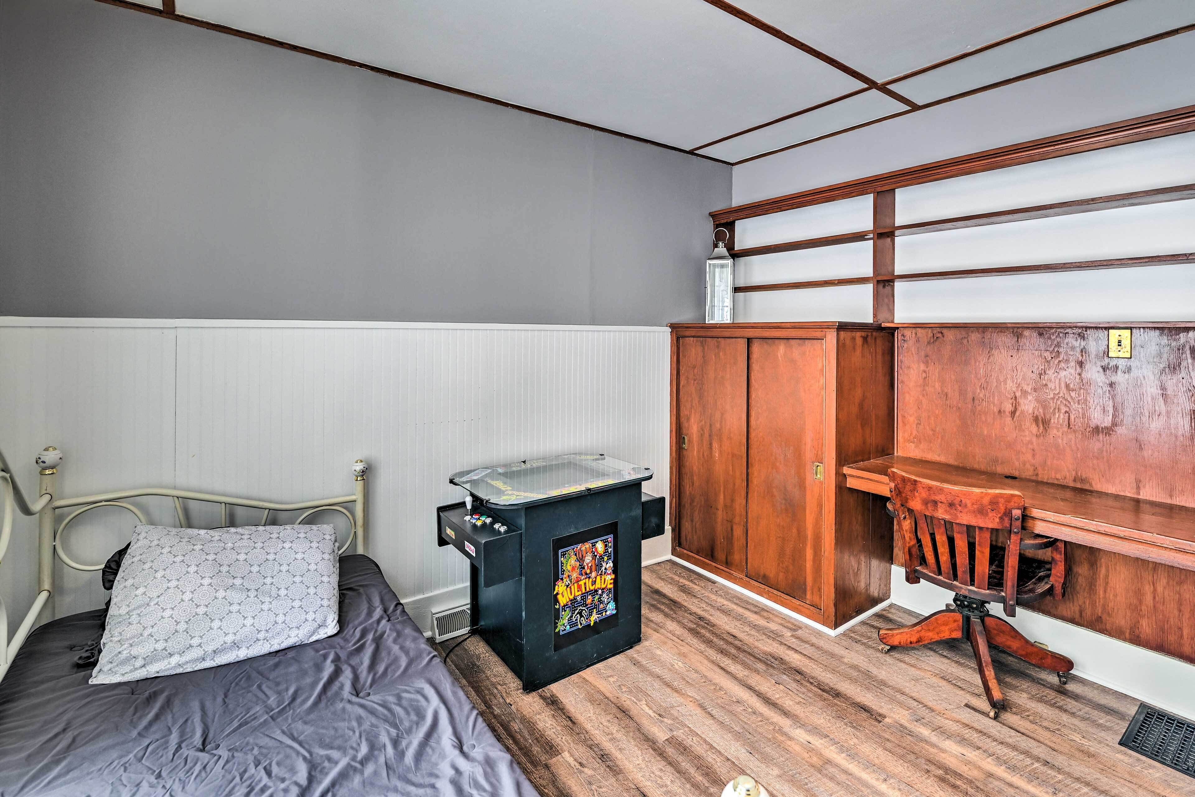 Ein Schlafzimmer mit einem Bett, einem Schreibtisch und einem Kleiderschrank.