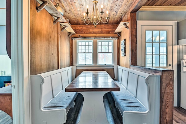 House (5 Bedrooms) | Interior