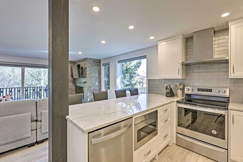 Cozy-luxe Colorado Condo Next to Base Village