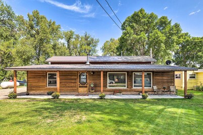 Family Home w/ Hot Tub - Walk to Johnson Lake!