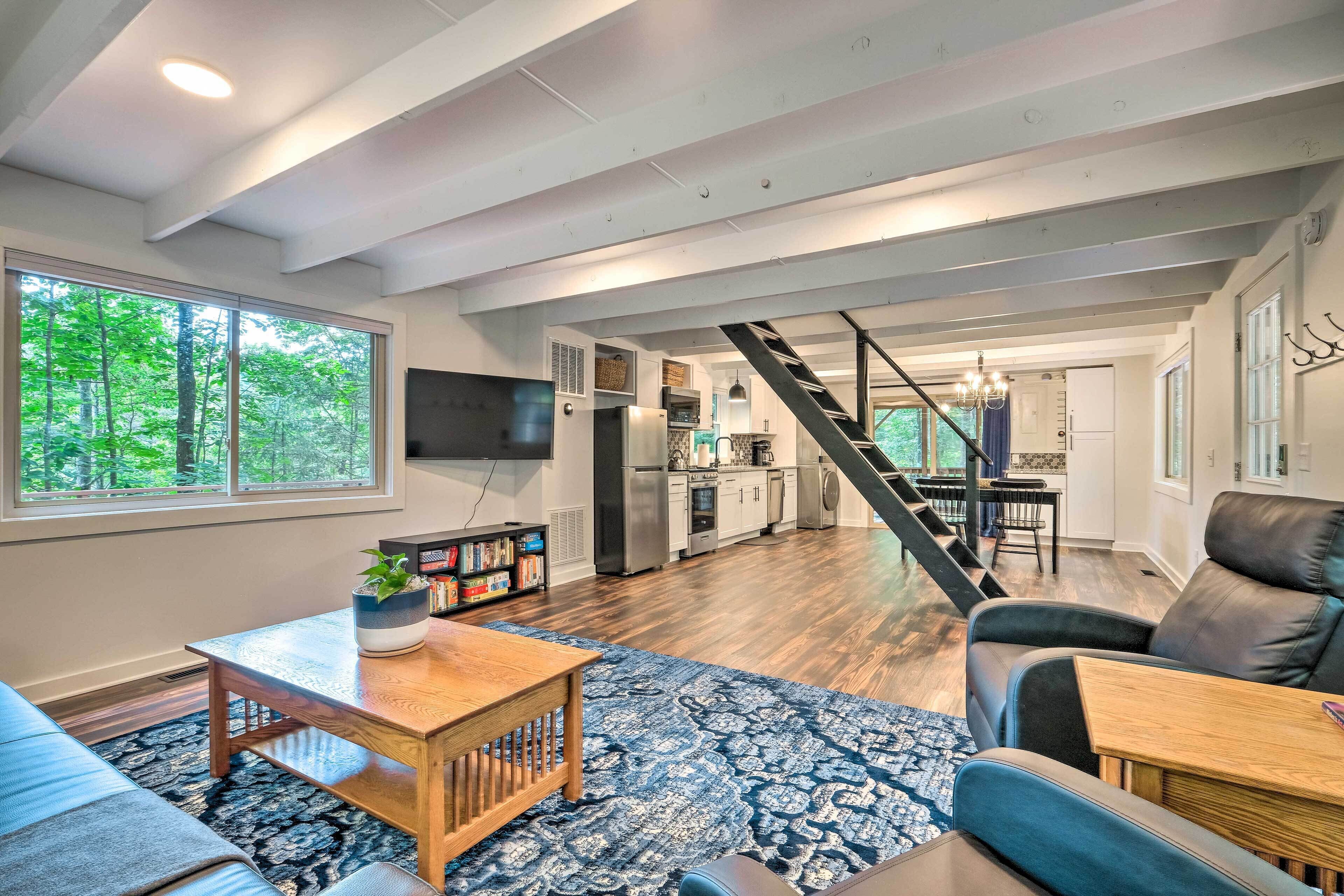 Fully Renovated Broadway Cabin w/ Private Hot Tub!