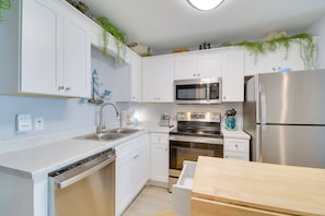 Interior - Gulf Shores Condo: Covered Balcony & Beach Access (Gulf Shores)