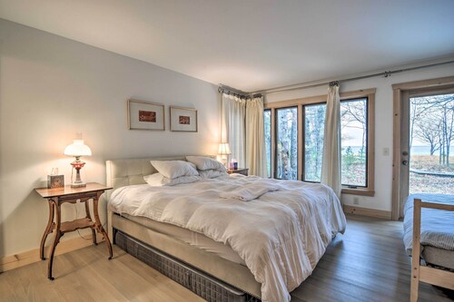 Idyllic Northport Cottage, Walk to Lakeside!