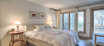 Idyllic Northport Cottage, Walk to Lakeside!