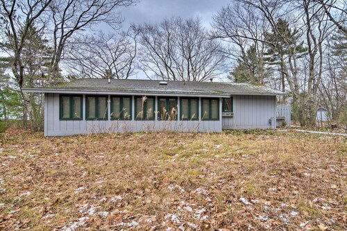 Idyllic Northport Cottage, Walk to Lakeside!
