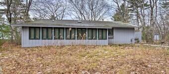 Idyllic Northport Cottage, Walk to Lakeside!